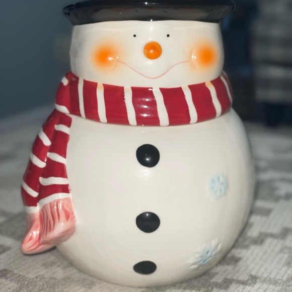 Vintage, handmade, hand painted snowman cookie jar. Dimensions are ~11”H/ ~7”W - Picture 2 of 6